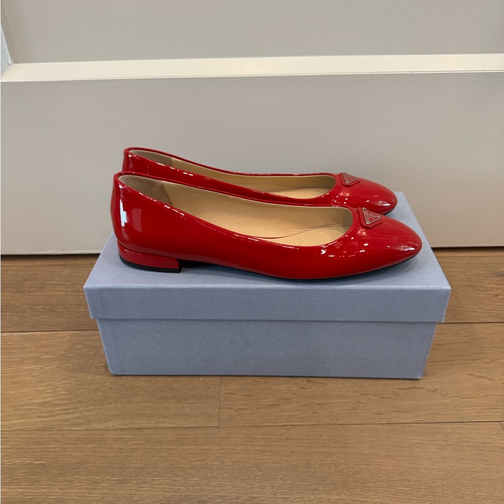 Prada Red Patent Leather Ballet Flats 39.5 NEW in box gorgeous classic ballerina